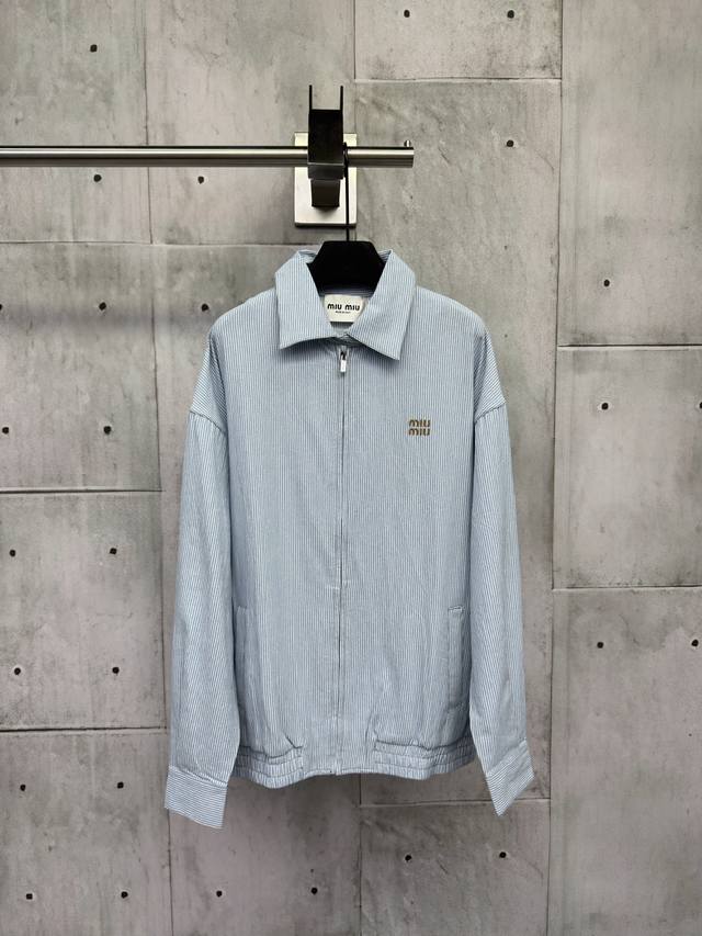 Miumiu条纹夹克外套 25Ss春夏条纹夹克外套横条纹设计视觉感显瘦，拉链开合和别具一格的正面刺绣徽标彰显这款单品的年轻叛逆态度，拉链顺滑五金精美！ 尺码：3