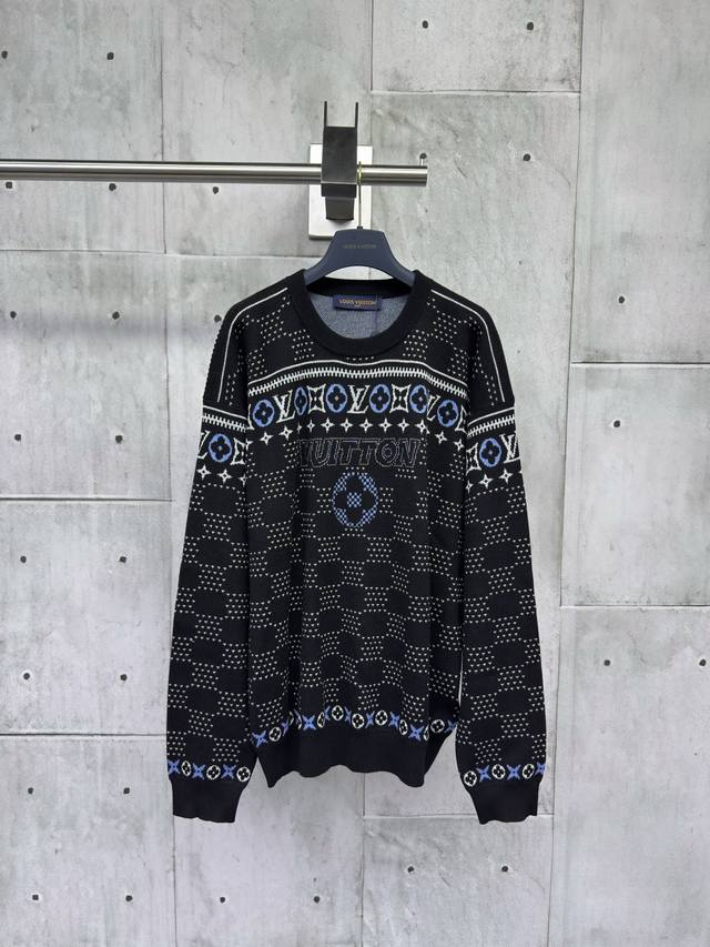 Louis Vuitton 滑雪系列提花针织毛衣工艺说明：采用定制绵羊毛混纺面料，为深邃背景勾勒经典图案和品牌标识提花织纹，再以柔软落肩设计重塑费尔岛针织衫，全