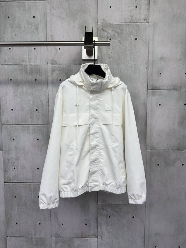 Louis Vuitton Lv 新款 夹克早秋新品 100%聚酯纤维材质 防风保暖高级感满满的纯白色系 经典Monogram里衬隐藏式帽兜 拉链开合 定制五金
