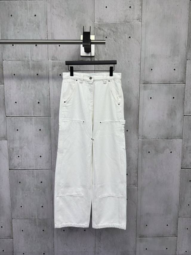 Prada 三角皮牌工装裤工艺说明：定制大颗粒感洗褪朱帆 采用进口专机红外线定位“三角皮牌” 位置更为精准 牢固结实 布匹重度孝洗 通过特制溶液 去除污渍且轻微