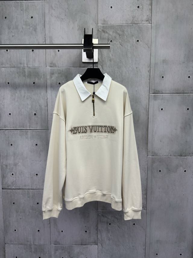 Louis Vuitton 字母绣花拉链卫衣工艺说明：面料采用珠地棉材质，胸前采用贴补刺绣标识，采用进口五金拉链，整体走线平直细腻，面料舒适柔软，颜色一致无色差