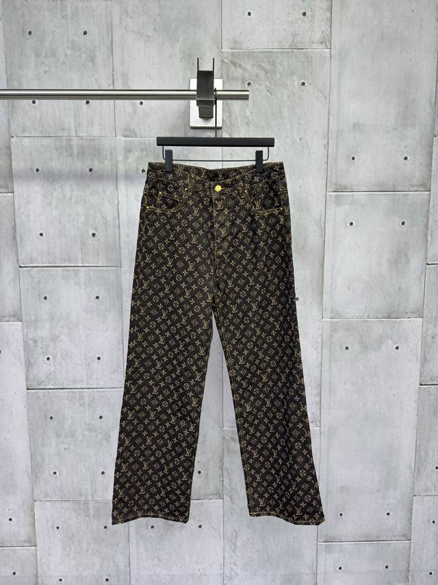 Louis Vuitton Lv提花金丝牛仔裤以提花工艺描绘 春夏秀场的 Damoflage 图案，并将Marque 1. Vuitton DéPoséE 标识
