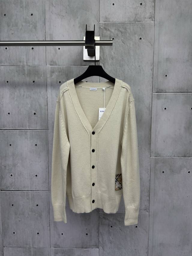 Burberry 2025Ss新款羊毛贴布战马针织开衫采用圆领款式，饰牌贴花巧妙融合 Burberry 格纹、品牌徽标和马术骑士徽标 Ekd ，创意重释品牌标志