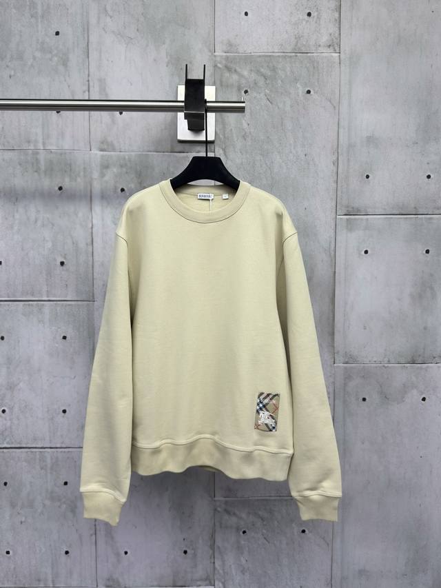 Burberry巴宝莉格纹贴布战马棉质圆领卫衣选用轻盈翻面绒棉质面料针织打造，面料舒适柔软，亲肤透气，呈现休闲版型，采用圆领款式，饰牌贴花巧妙融合精纺格纹马术骑