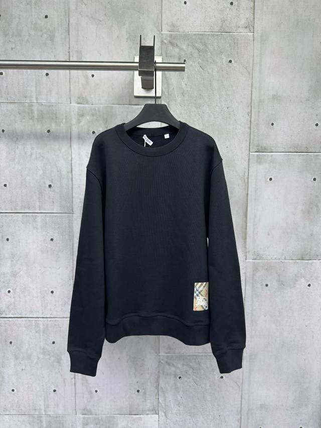 Burberry巴宝莉格纹贴布战马棉质圆领卫衣选用轻盈翻面绒棉质面料针织打造，面料舒适柔软，亲肤透气，呈现休闲版型，采用圆领款式，饰牌贴花巧妙融合精纺格纹马术骑
