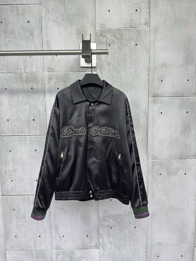 Louis Vuitton 烫钻丝绸夹克外套原版30,000购入开发，定制高端黏胶纤维丝绸面料，全幅图案设计扫描还原，进口百灵达刺绣机做榻榻米刺绣，全件刺绣完成