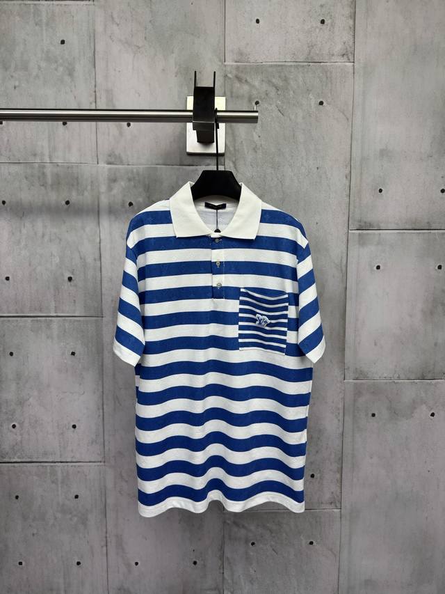 Louis Vuitton 25Ss新款针织翻领短袖衫采用订制细腻珠地棉面料，Monogram 提花基底 蓝白色勾勒撞色条纹，前胸稍细条纹贴布口袋 橡胶 Cha