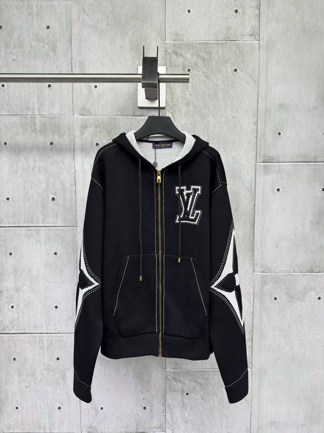 Louis Vuitton 四叶草拉链外套工艺说明：面料采用60支双股精梳赛络纺纱，由3条纱加捻成一股，定板定染米灰色。采用进口1 4针织机。多种局部提花工艺加