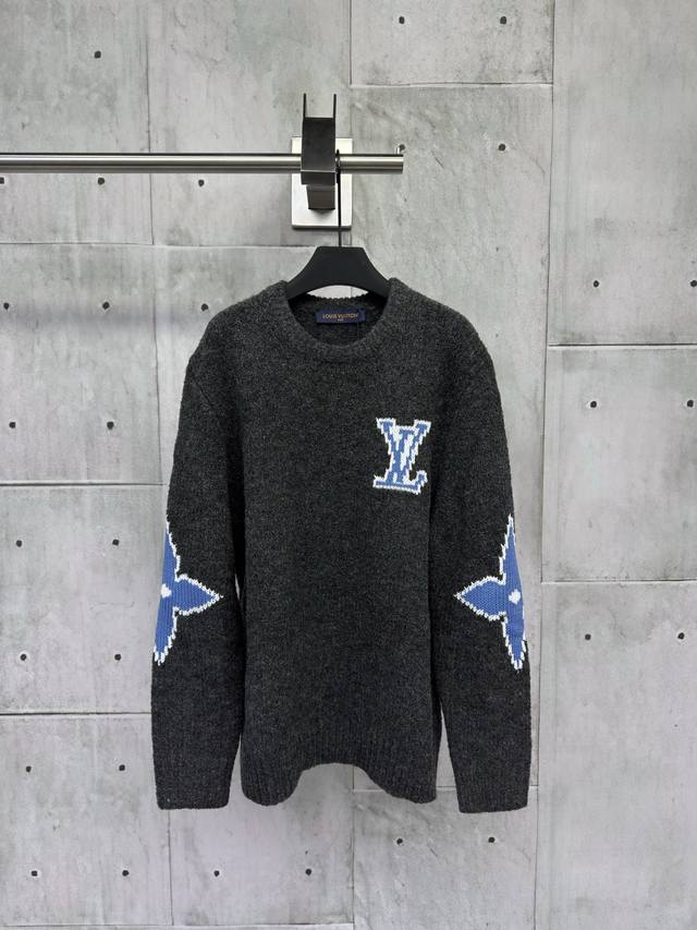 Louis Vuitton 四叶草针织毛衣工艺说明：采用定制羊毛混纺面料，纱线定织定染，特殊水洗工艺非常酥软亲肤7针织工，胸前徽标嵌花的粗细每一针与Zp一致，后
