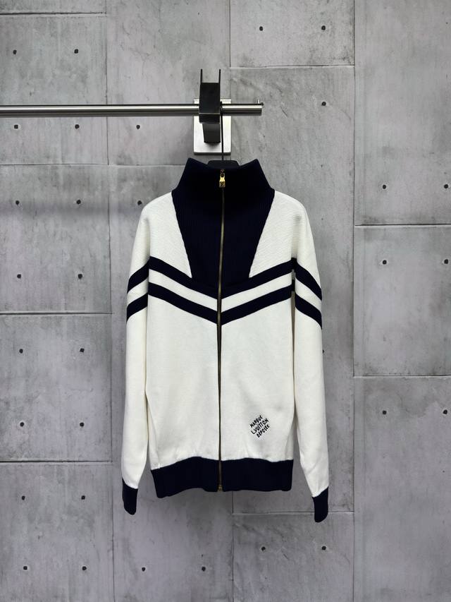 Louis Vuitton 学院线条绣花外套工艺说明：纱线采用240支的100%精梳棉， 由14针电脑机织片，全件净色芝麻底，约160分钟，蓝白色间条带子为挂毛