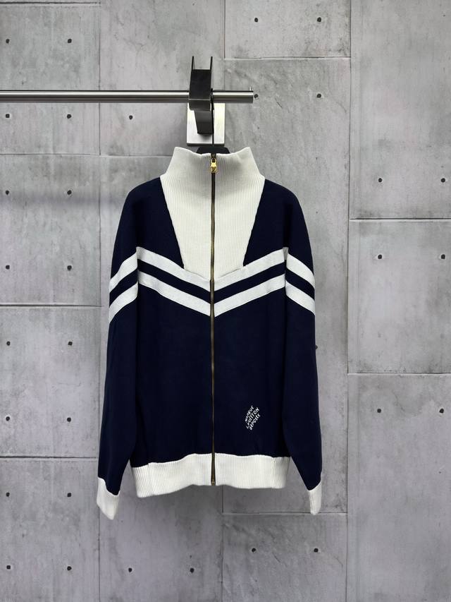 Louis Vuitton 学院线条绣花外套工艺说明：纱线采用240支的100%精梳棉， 由14针电脑机织片，全件净色芝麻底，约160分钟，蓝白色间条带子为挂毛