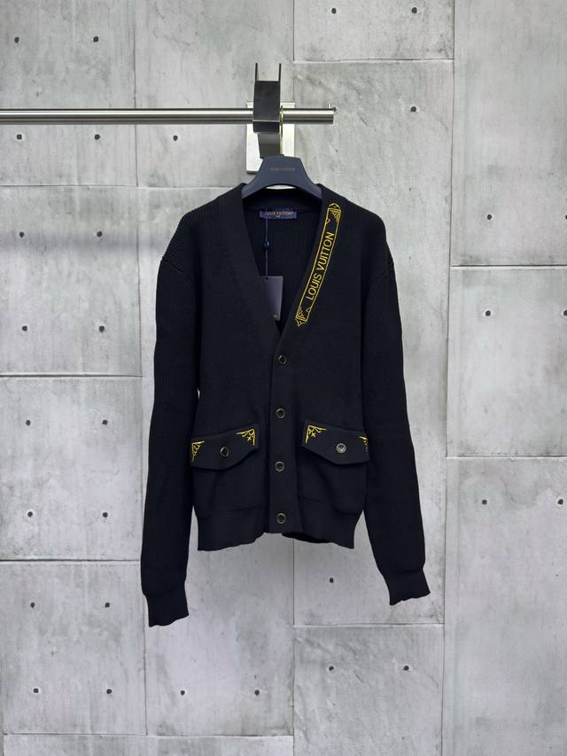 Louis Vuitton 金字母刺绣开衫工艺说明：纱线定制特种包心纱成分为65%棉35%聚酯纤维，包心纱3条线加捻成一股，采用进口7针电脑横机，耗时210分钟