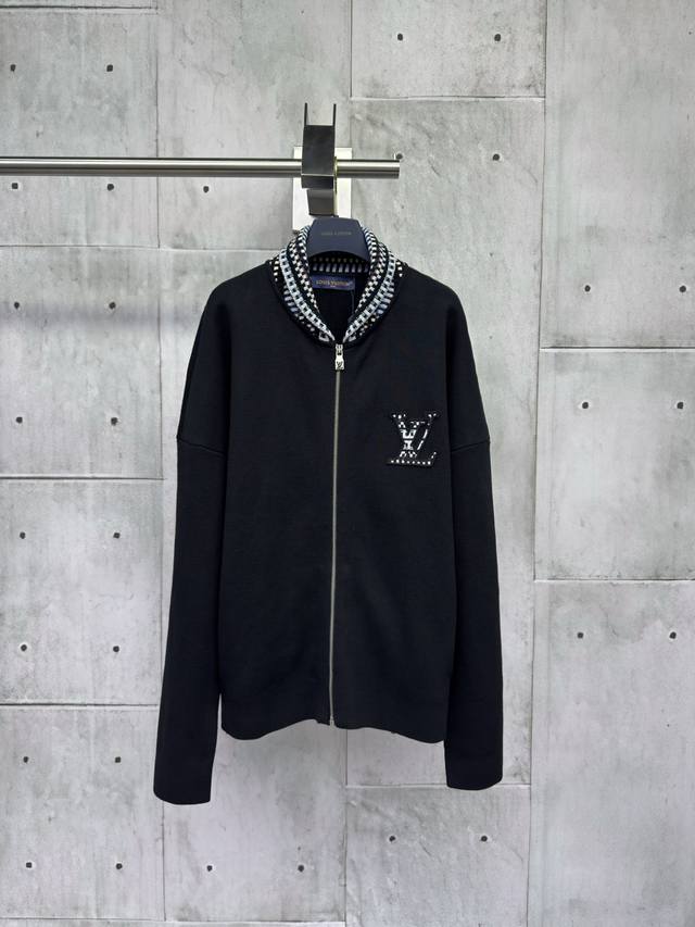 Louis Vuitton 格纹衣领贴饰针织夹克工艺说明：采用定制针织面料，面料舒适柔软，亲肤透气，格纹衣领设计，采用有机棉针织面料，胸前饰以格纹品牌标识贴饰点