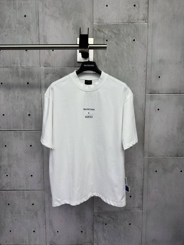 Balenciaga X Gucci联名印花字母短袖工艺说明：面料采用双纱32支240克 采用进口椭圆机印花 每一个印花对位整齐 无毛边 前后幅台板手工印花 精