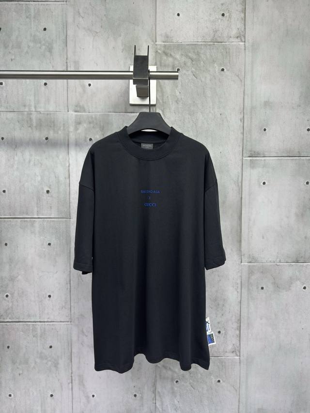 Balenciaga X Gucci联名印花字母短袖工艺说明：面料采用双纱32支240克 采用进口椭圆机印花 每一个印花对位整齐 无毛边 前后幅台板手工印花 精