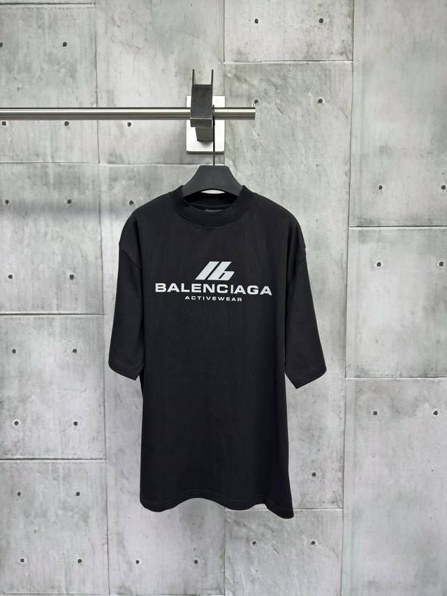 Balenciga 反光字母印花短袖砖柜同步.第一时间研制，欢印对比！面料采用巴黎Zp定织定染全棉双纱。克重260克，布面干净.布纹清晰，柔软舒适，。螺纹釆用定