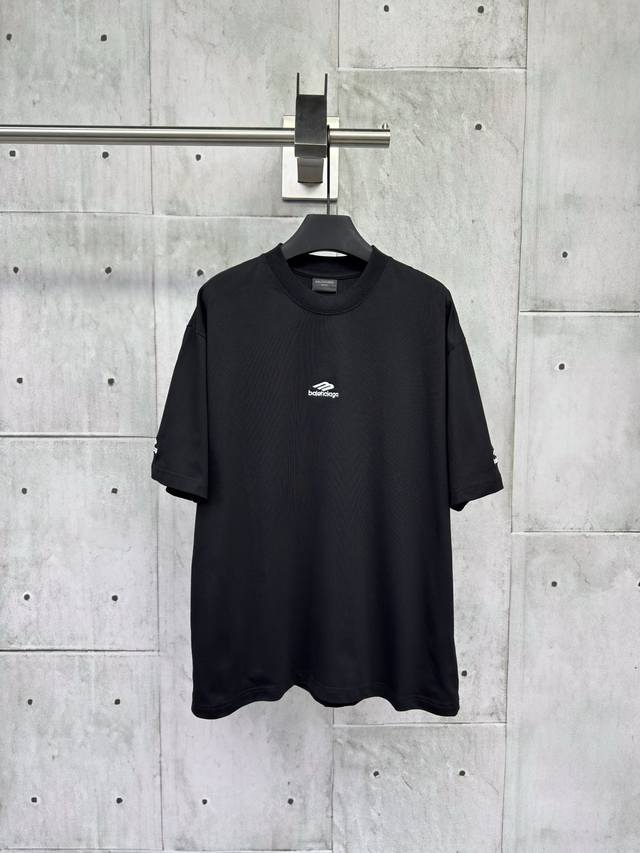 Balenciaga 滑雪刺绣图案短袖 工艺说明：采用100%定织定染纯棉面料 手感柔软舒适 两个袖子都是带有刺绣字母的 并非错版注意区分 胸前及两边袖子刺绣字