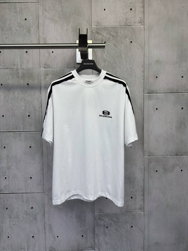 Balenciaga巴黎世家织带刺绣圆领短袖采用24S双纱复古平纹针织面料，质地柔软、透气且有一定弹性，肩头拼接间条，搭配同撞色平纹针织面料，制作出立体间条拼接