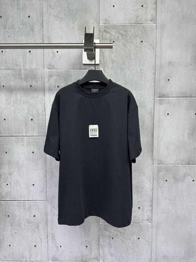 Balenciaga 520标签贴纸短袖工艺说明：百分百纯棉双股面料300G成衣洗水前幅成衣后洗水工艺，以行李吊牌为灵感打造的 520 特别图案标签，整体走线平