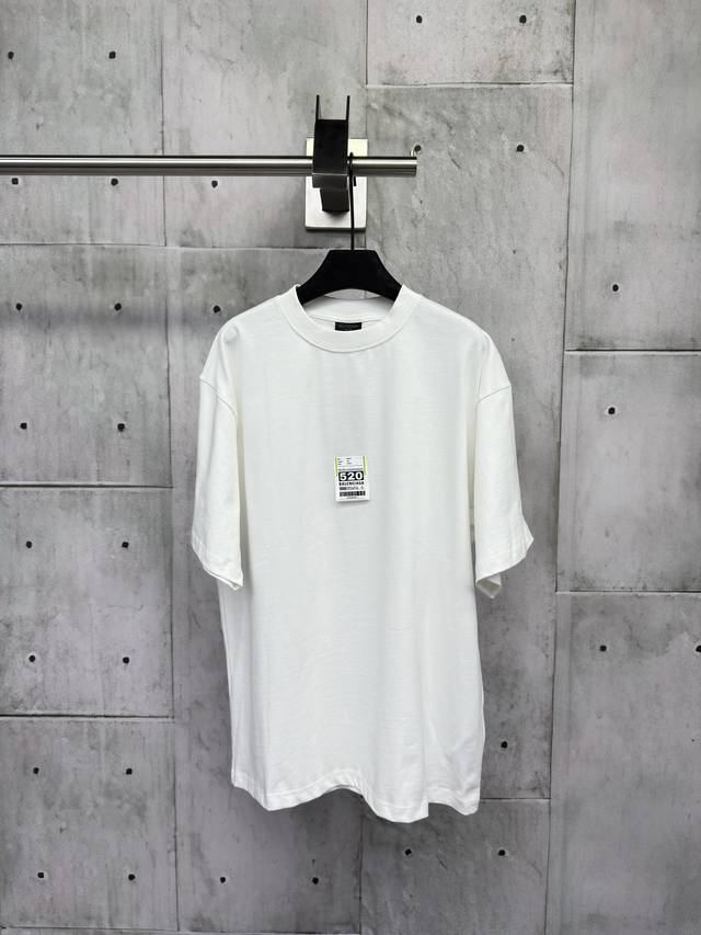 Balenciaga 520标签贴纸短袖工艺说明：百分百纯棉双股面料300G成衣洗水前幅成衣后洗水工艺，以行李吊牌为灵感打造的 520 特别图案标签，整体走线平