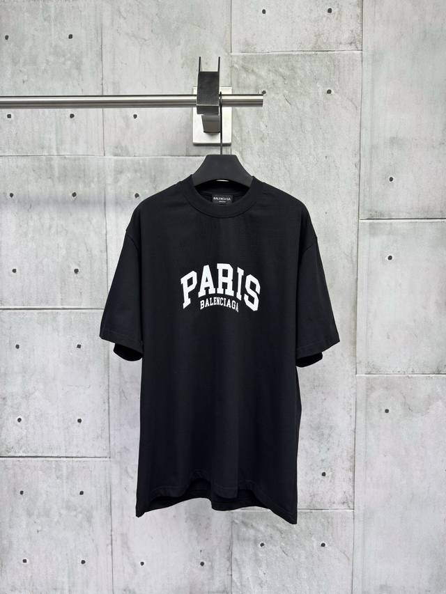Balenciaga 字母印花短袖工艺说明：面料采用双纱32支240克 采用进口椭圆机印花 每一个印花对位整齐 无毛边 前后幅台板手工印花 精密网纱制作网板 进