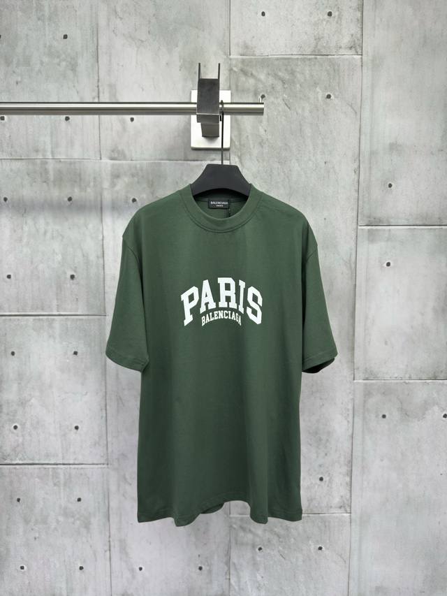 Balenciaga 字母印花短袖工艺说明：面料采用双纱32支240克 采用进口椭圆机印花 每一个印花对位整齐 无毛边 前后幅台板手工印花 精密网纱制作网板 进