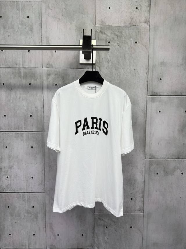 Balenciaga 字母印花短袖工艺说明：面料采用双纱32支240克 采用进口椭圆机印花 每一个印花对位整齐 无毛边 前后幅台板手工印花 精密网纱制作网板 进
