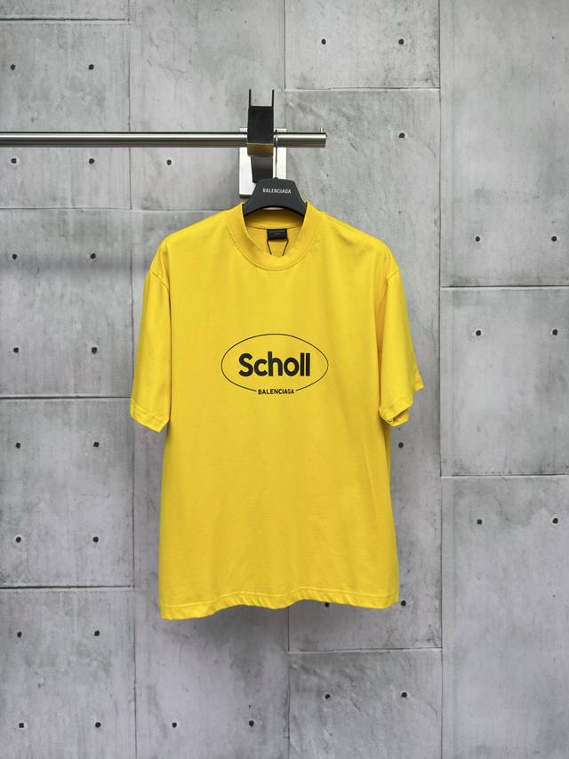 Balenciss25最新款巴黎联名Scholl印花短袖T恤砖柜同步.第一时间研制，欢迎对比！面料采用巴黎Zp定织定染全棉双纱。克重260克，布面干净.布纹清晰