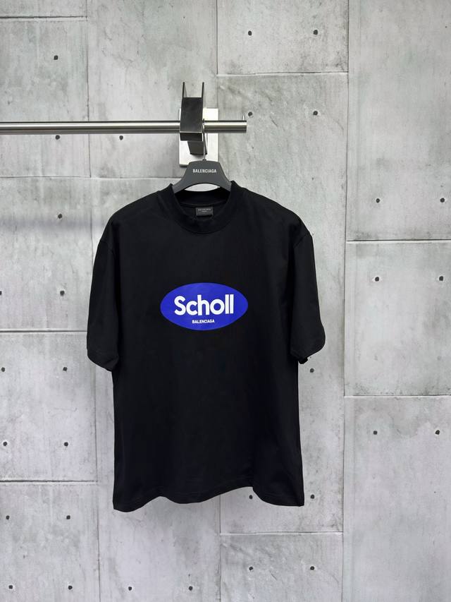 Balenciss25最新款巴黎联名Scholl印花短袖T恤砖柜同步.第一时间研制，欢迎对比！面料采用巴黎Zp定织定染全棉双纱。克重260克，布面干净.布纹清晰
