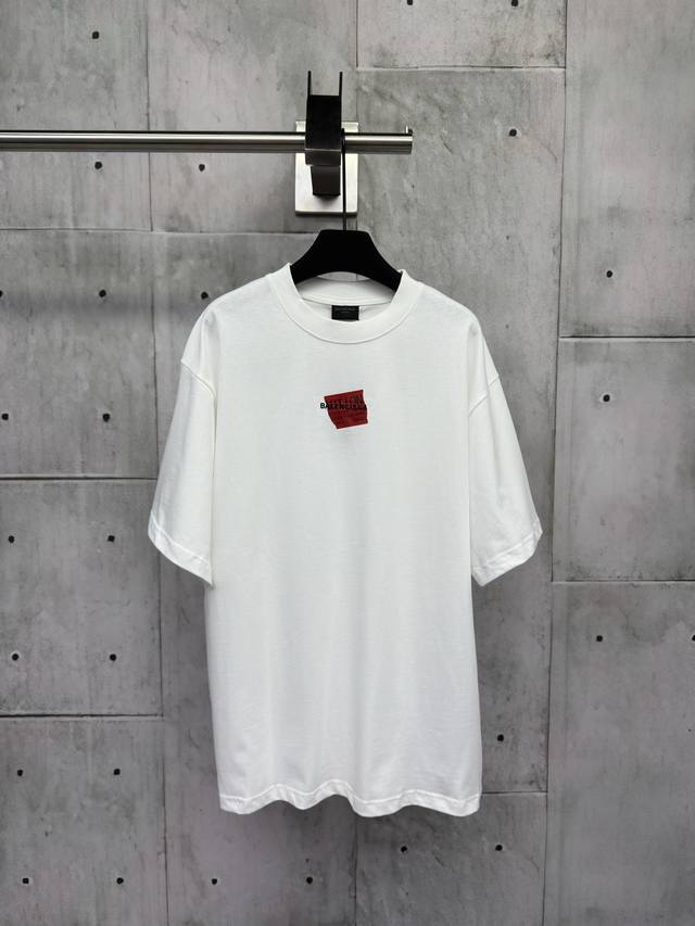 Balenciaga 胶带字母刺绣短袖工艺说明：采用310克面料纯棉双纱剪裁立体完美版型 贴纸图案贴画刺绣采用哑光线万针刺绣工艺字母图案重工洗水 整体走线平直细