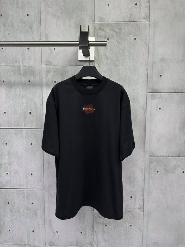 Balenciaga 胶带字母刺绣短袖工艺说明：采用310克面料纯棉双纱剪裁立体完美版型 贴纸图案贴画刺绣采用哑光线万针刺绣工艺字母图案重工洗水 整体走线平直细