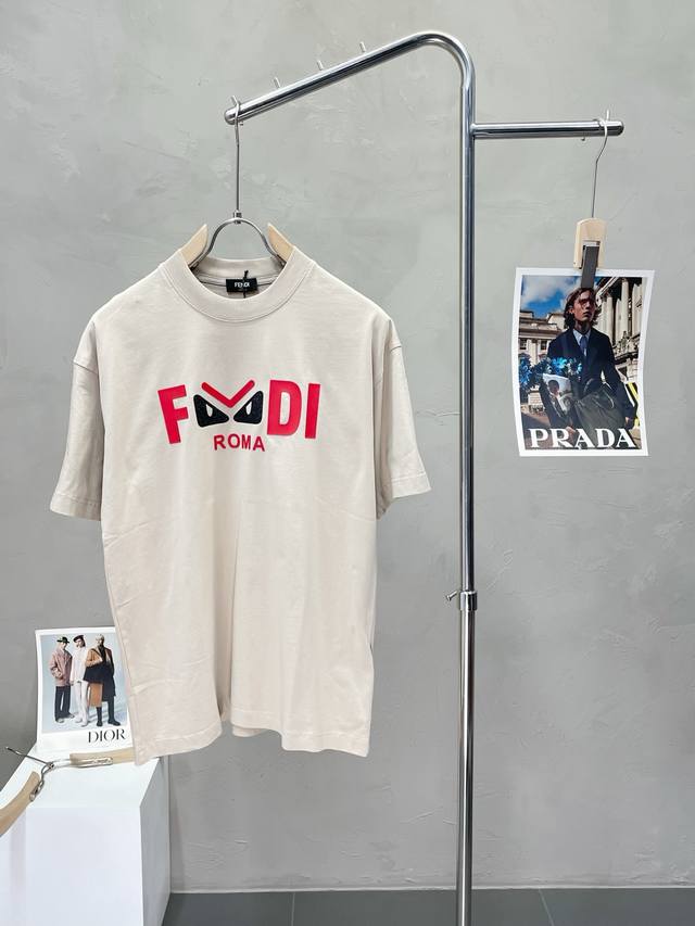 Fendi芬迪独家专供新款原单男士休闲春夏短袖 高端定制 高端版本 时尚百搭爆款进口面料 手感超柔软细腻 穿着亲肤舒适 高端精品 代工厂P精细做工 上身非常赞