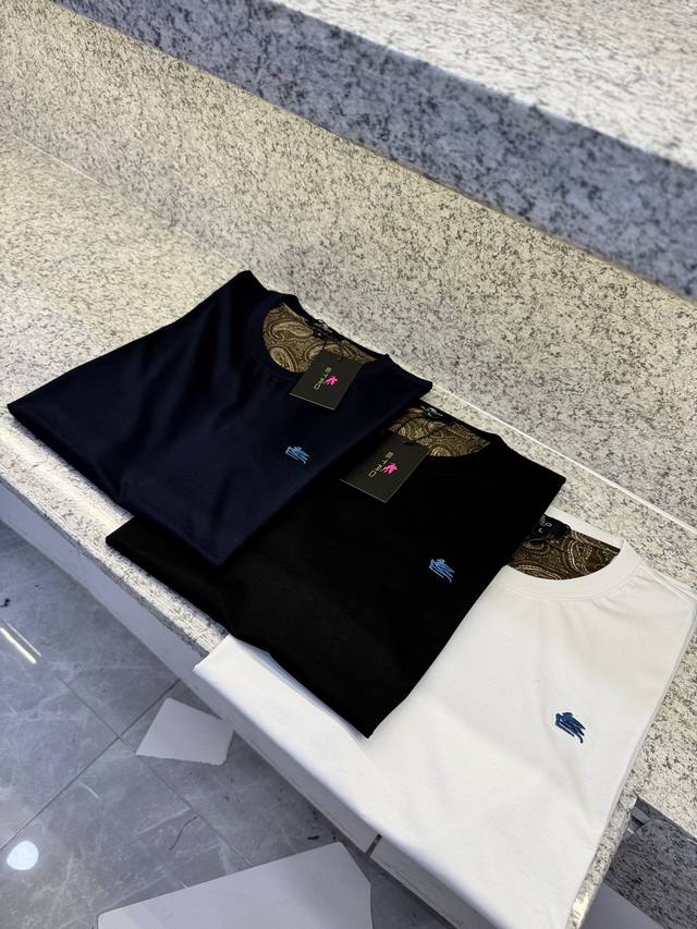 Etro微修身板型双面丝光棉高端品质 25 S夏季专柜最新款圆领短袖 高端订制 设计前卫时尚！品牌Logo重工艺设计 高端定制100支双面丝光棉面料.手感柔软.