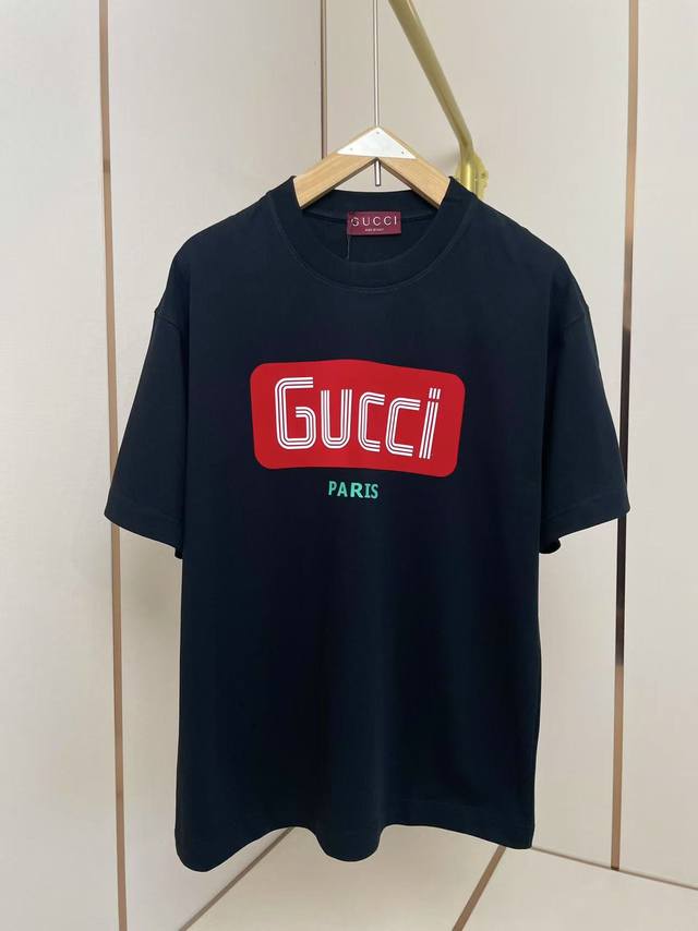 Gucci2025新款立体字母T恤 红绿撞色设计 整体设计简约又不失时尚感 红色品牌标识非常醒目 绿色Paris字样起到了点缀和丰富层次的作用 肩部通肩压条 2