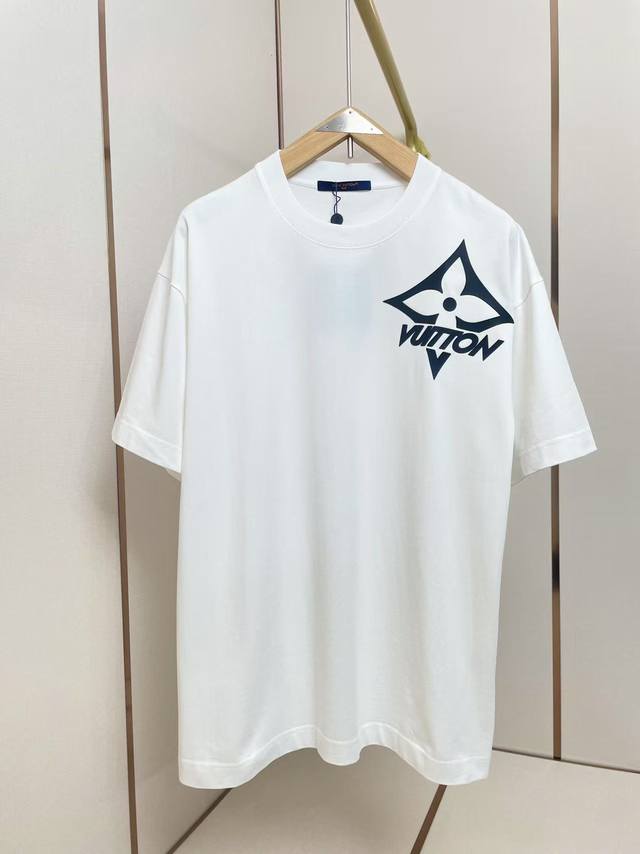 Lv 2025Ss 新设计Logo字母硅胶印花T恤 双层螺纹领口 肩部通肩压条 280G纯棉面料 黑白双色 男女同款码数S-Xxl .