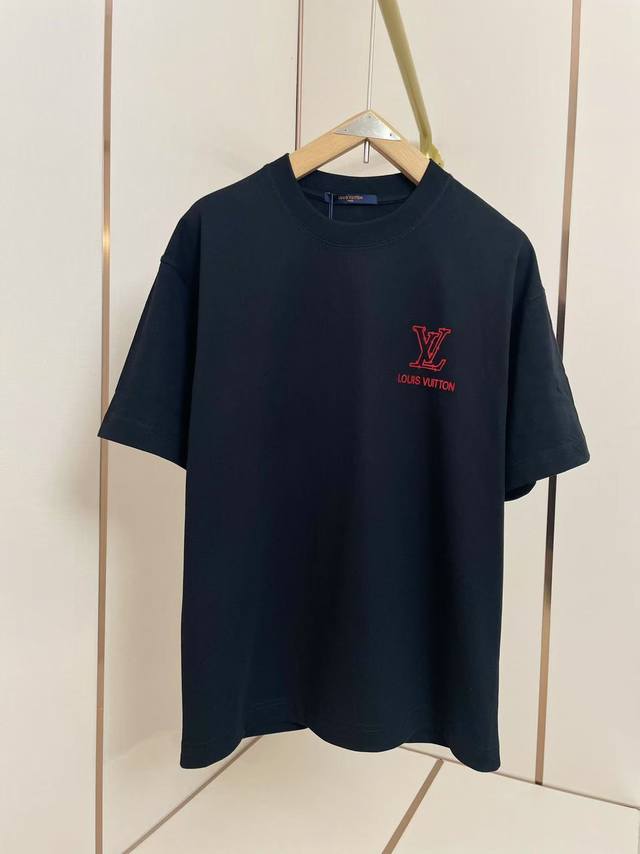 Lv2025新款植绒字母T恤 简约字母 时尚大气 双层螺纹领口 肩部通肩压条 280克纯棉面料舒适透气 黑白双色 男女同款 码数S-Xxl .