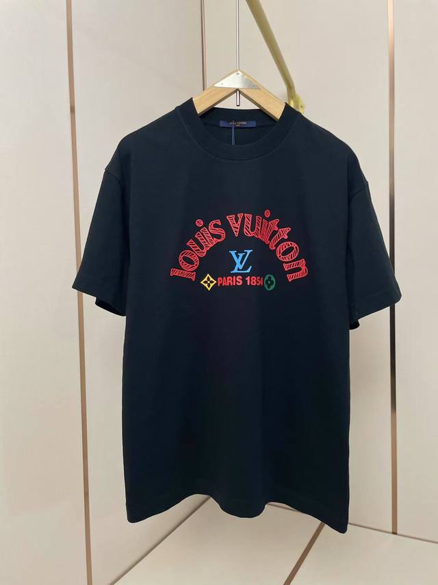 Lv新款硅胶字母T恤 设计前卫时尚 上身效果无敌帅气 型男靓女必备 宽松版型 肩部通肩压条 280克纯棉面料舒适透气 黑白双色 男女同款 码数S-Xxl .