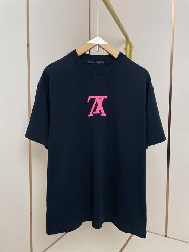 Lv2025新款立体印花T恤 反Logo设计非常个性 3D立体印花高级感十足 肩部通肩压条 280克纯棉面料舒适透气 黑白双色 男女同款 码数S-Xxl .