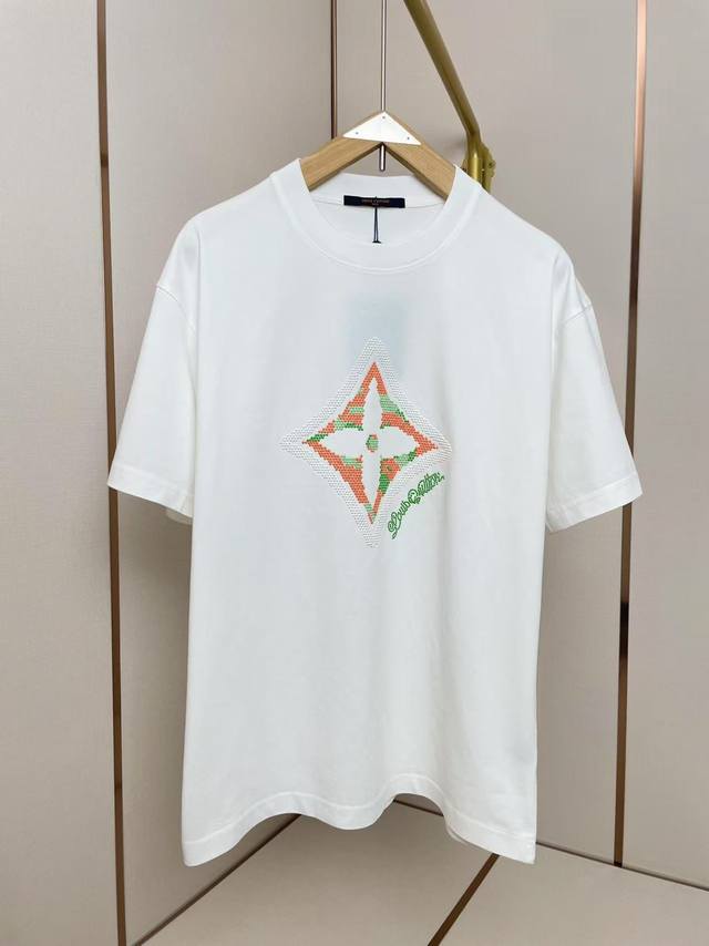 Lv2025新款四叶草烫珠T恤 Logo全是一颗一颗独立的小珠子 非常奢华的感觉 肩部通肩压条 280克纯棉面料舒适透气 黑白双色 男女同款 码数S-Xxl .