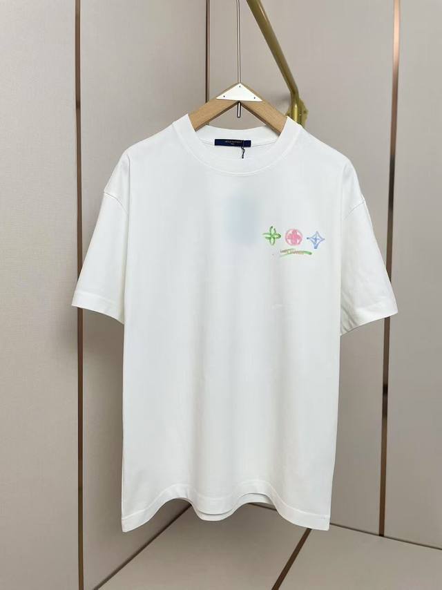 Lv 2025Ss 彩色涂鸦字母T恤 红绿蓝色 象征着春暖花开 炎热的夏天增加一丝凉爽 双层螺纹领口 肩部通肩压条 280G纯棉面料 黑白双色 男女同款码数S-