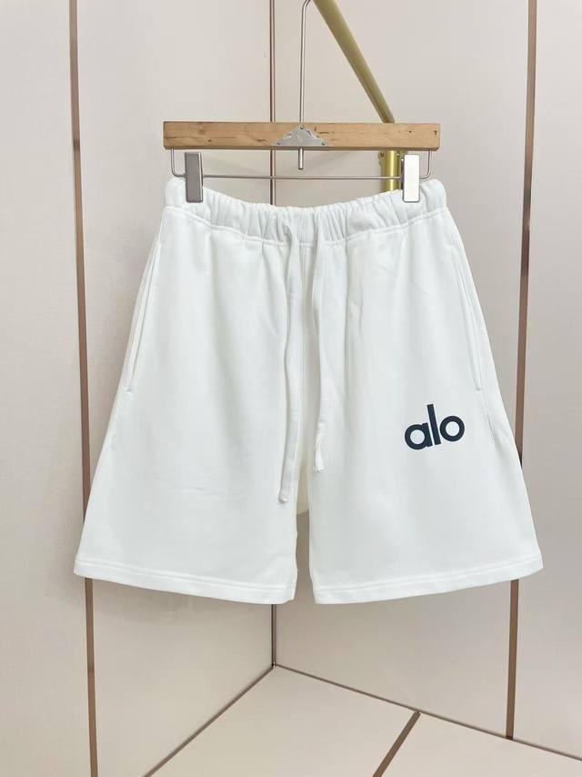 Alo 2025新款硅胶字母短裤 硅胶字母 立体饱满有型 420克重磅面料 100%纯棉 宽松舒适 休闲随性 上身没有束缚感 黑白双色 四种图案色可选 码数S-