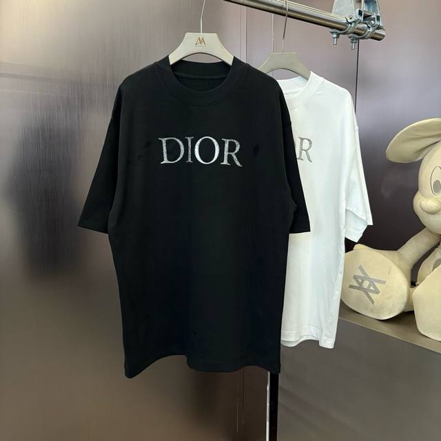 Dior面料: 320克面料 40支双纱尺码: S - 斤 M - 斤 L - 斤 Xl -200斤 Xxl 200-220斤 春夏限定款，320克面料，定制织