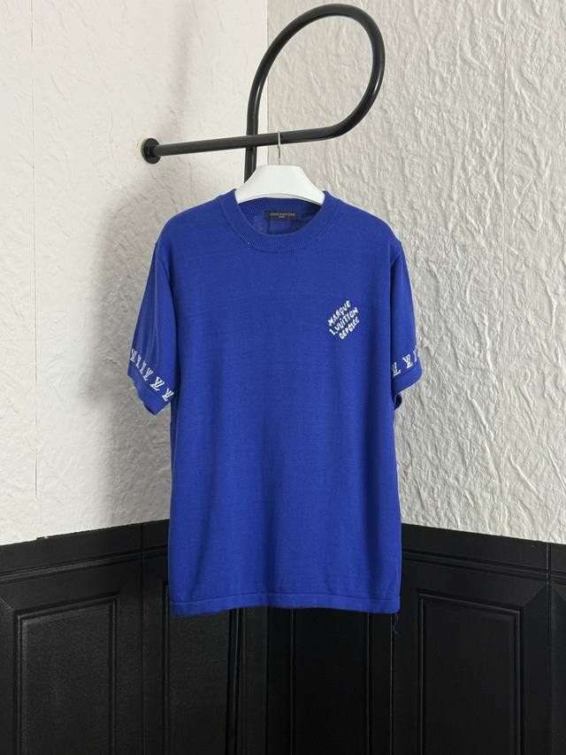 Lv 路易威登 新款 字母袖圆领毛织短袖尺码：S-Xl 颜色：酒红色 绿色 蓝色 黑色 灰色 白色 五色齐全原 P60,700购买，纯棉毛料、标准版型、胸前呈