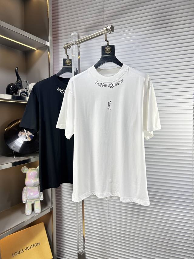 Ysl*圣罗兰 Ss25夏季新款短袖，顶级图案Logo，帅气时尚，简约百搭款。面料棉 不仅挺括，保持潮流的廓形，又穿着舒适，纱织更细腻 码数：M-Xxxl