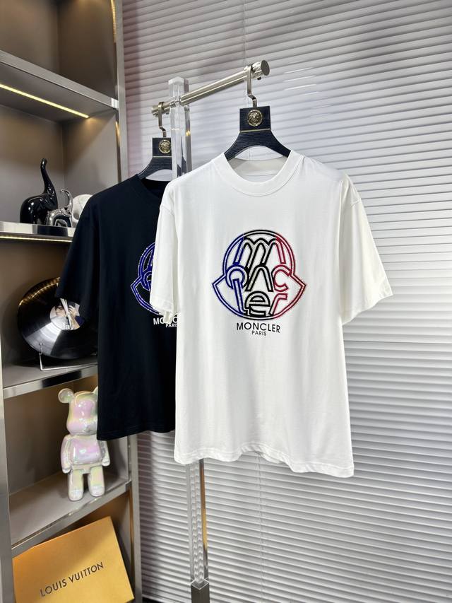Monc*蒙口 Ss25夏季新款短袖，顶级图案Logo，帅气时尚，简约百搭款。面料棉 不仅挺括，保持潮流的廓形，又穿着舒适，纱织更细腻 码数：M-Xxxl