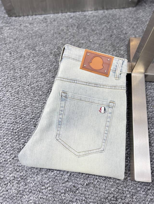 Monc*蒙口 Ss25早春新款男士牛仔裤 面料弹性好。独家发售 官网同步 时尚优雅 采用原色酵母水洗工艺 精选进口重磅丹宁牛仔面料 配专柜五金装饰 真皮皮牌
