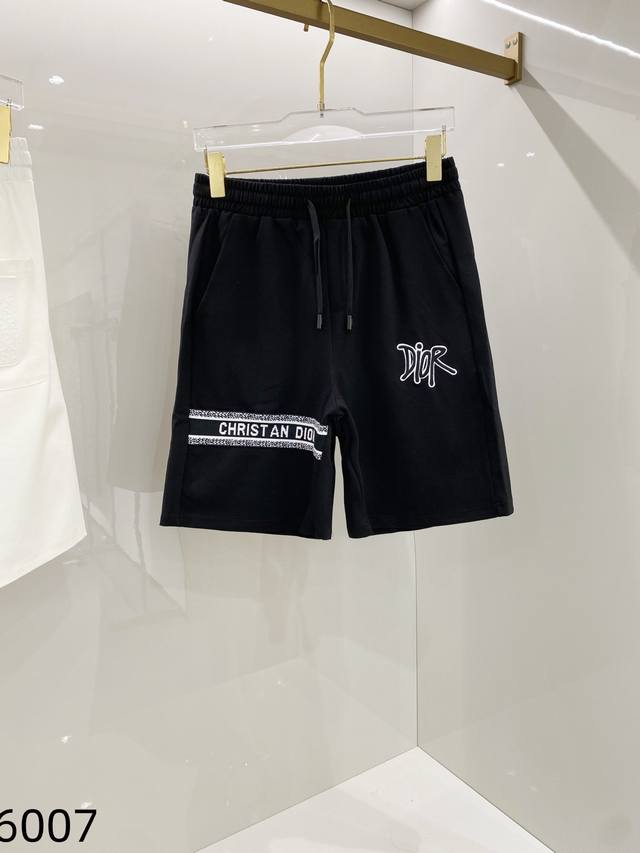迪奥 新品 贸易渠道货品, 2025春夏新款，Dior轮廓型拼接裁剪休闲短裤。出众的型格让潮流时尚彰显活力,为平淡的青春加点猛料...客供针织有机棉,工艺技术最