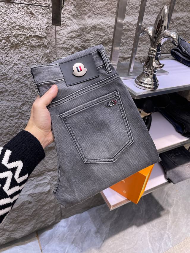 Moncler蒙口 2025Ss春夏新款男士牛仔裤 精选进口丹宁牛仔面料 重工环保洗水 手感柔和 兼备耐磨性 版型小直筒 微弹力显瘦修身，细节完美，五金辅料精选