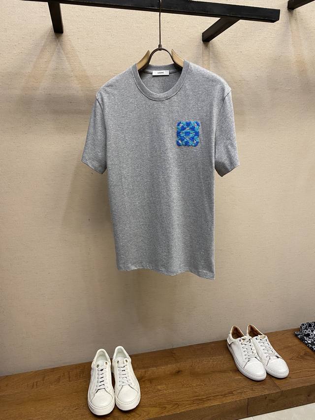 Loewe，经典标毛线绣花三色短袖T恤夏日主打，情侣款，度假系列经典Logo演绎，毛线层次绣花T，不挑身材，没有容貌焦虑，经典百搭！将品牌传承的Anagram