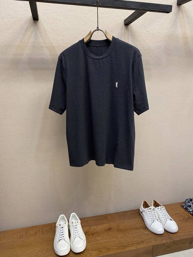 Ysl小Logo刺绣情侣款短袖T恤 这款Slp短袖，简约而不失格调。经典圆领设计，贴合颈部线条，舒适又百搭。黑白双色，纯粹而永恒，轻松适配各种风格造型。 客供高